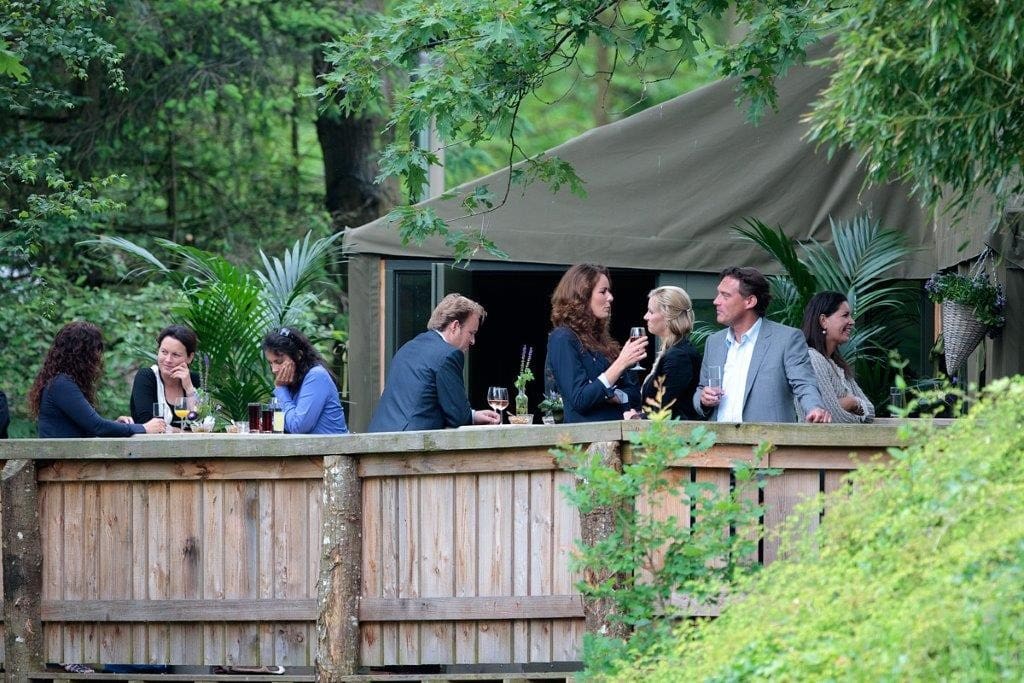 Mensen aan het duurzaam vergaderen op de Apenheul in Apeldoorn